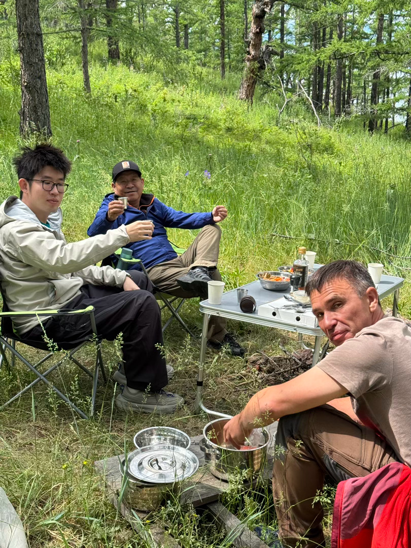进入贝加尔湖奥利洪岛北线，国家森林公园。沿岸都是悬崖峭壁，偶尔可见世界上珍稀的淡