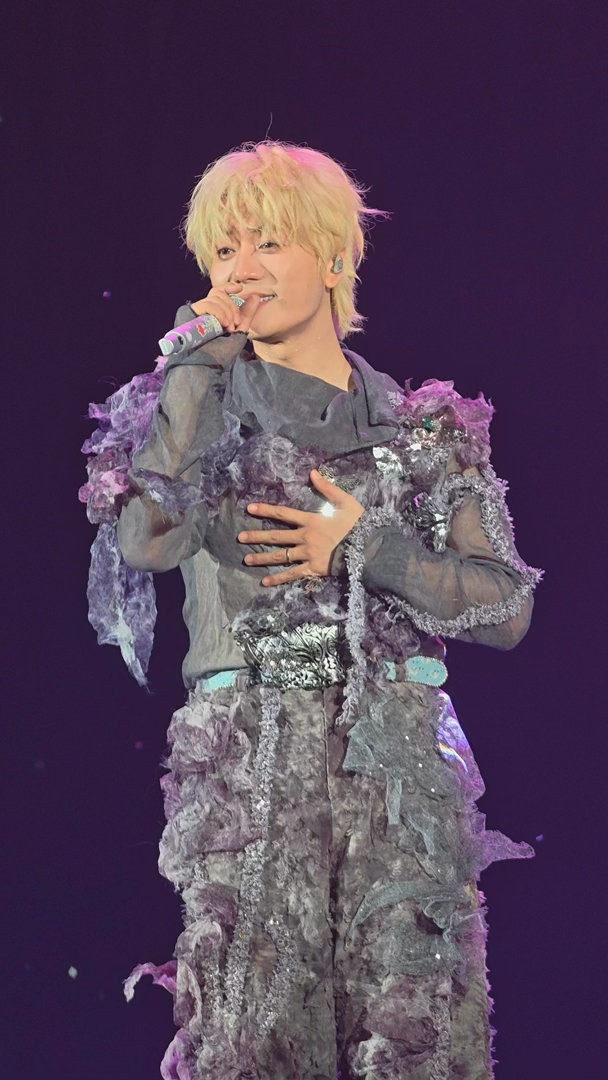 陆虎线下见完线上见 演唱会结束后的空虚感，陆虎用一场直播给填上了。下舞台就开播的