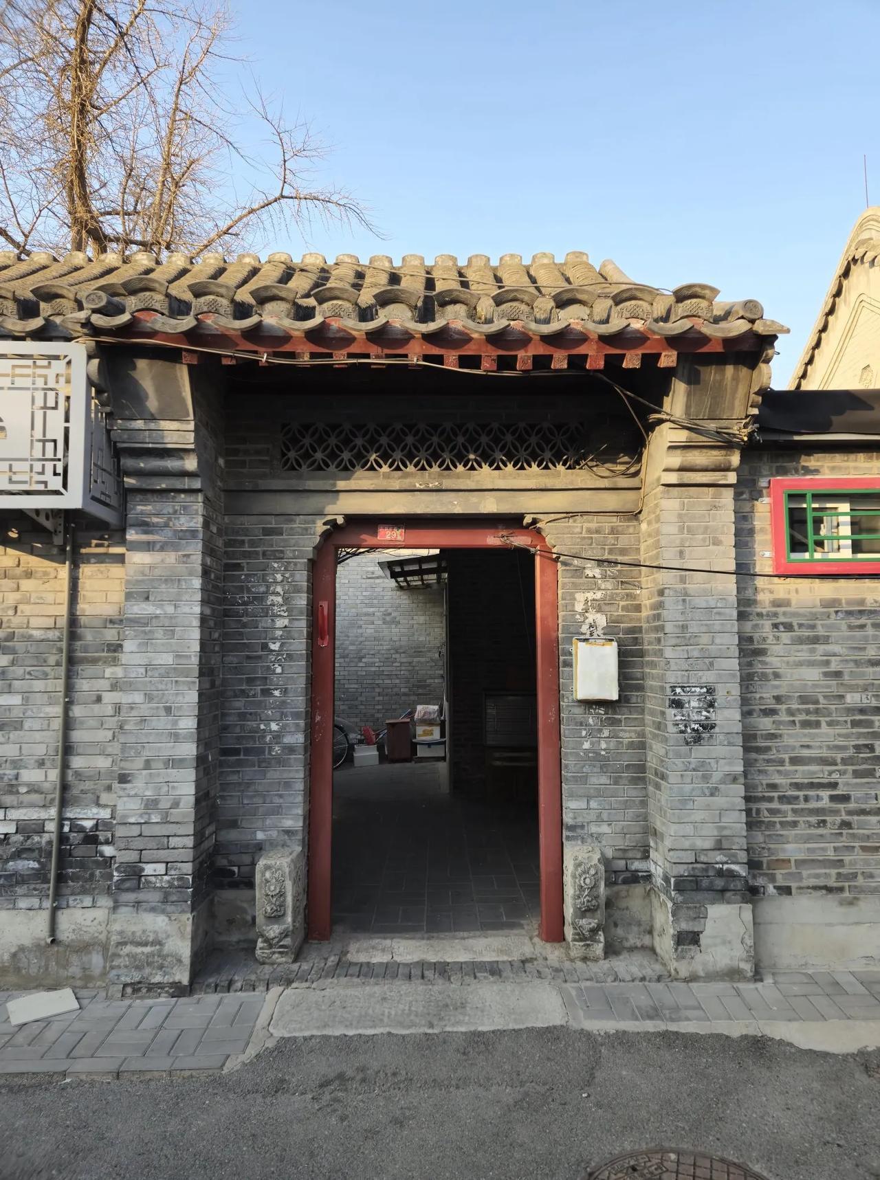 东板桥西巷
东板桥西巷，位于东城区北河沿大街西侧，呈东西走向，中间曲折，东起东板