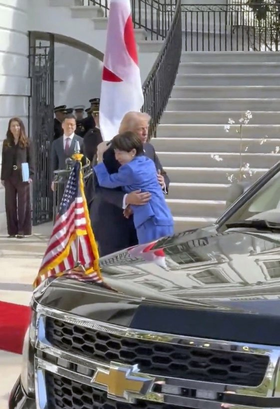 高市早苗嘲笑拜登照片 感受一下日本女首相的神态，看着特朗普，眼神都拉丝了吧，日本