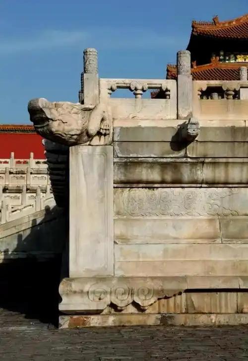 唐代建筑的台基，不只是承托屋身的基础构造，更是礼制秩序的物化表达。从宫廷殿堂到民