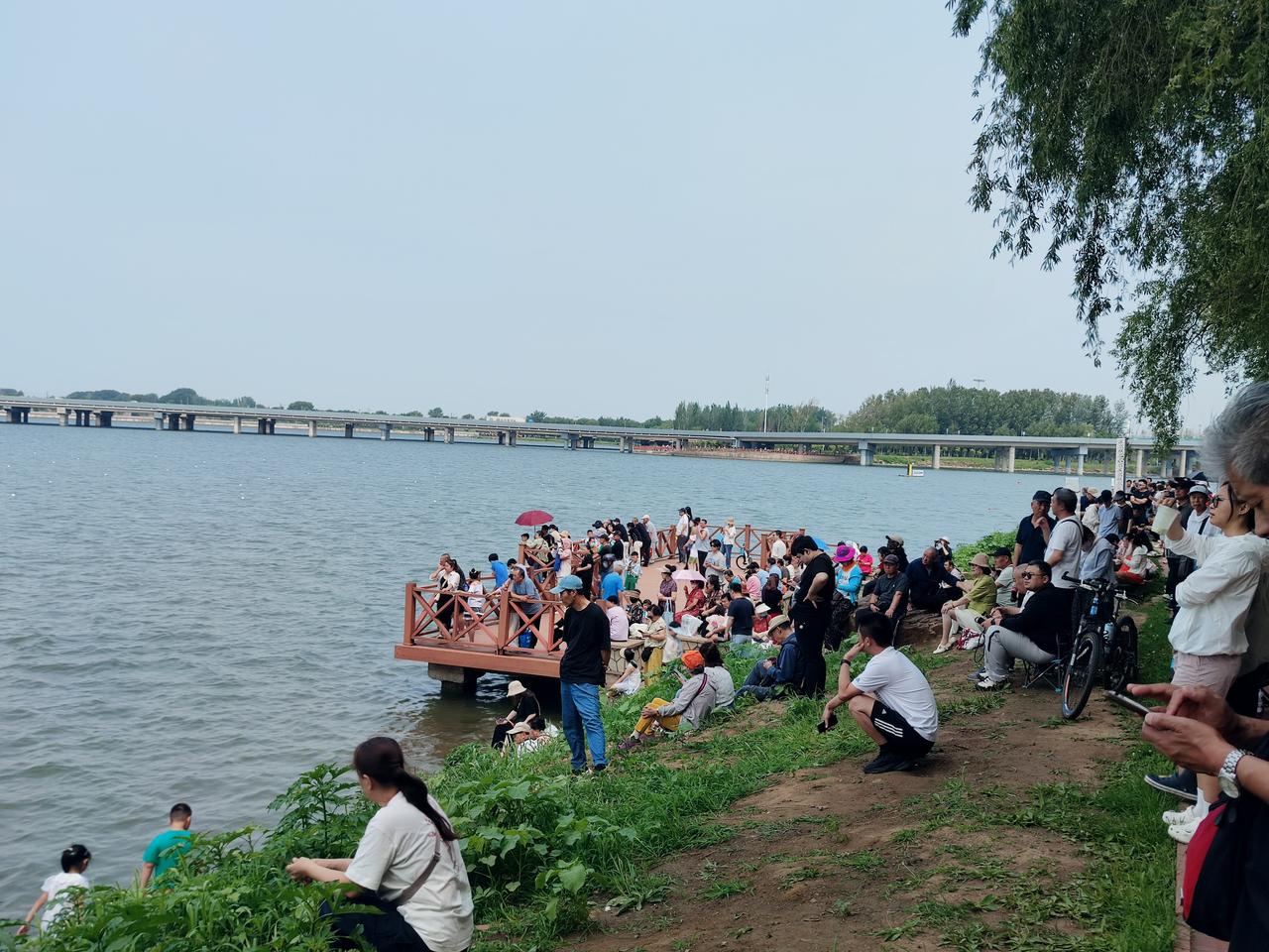 夏日时节好风光，山青水绿百花香，人的尽情来欣赏，不顾暑天的热浪！