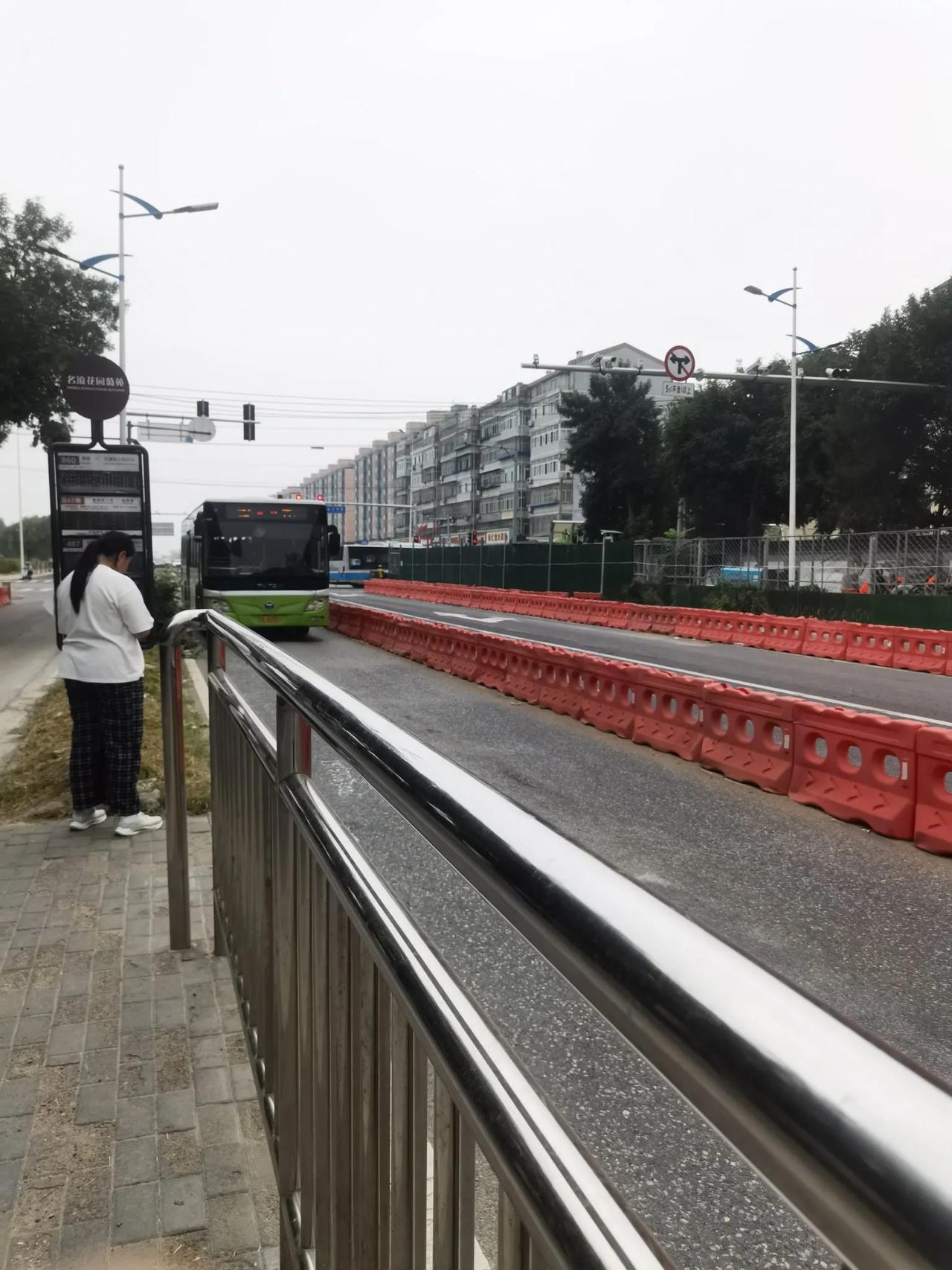 公交车为什么在路口绿灯直行也要点脚刹车？

网上不少乘客反映，在坐公交车的时候，