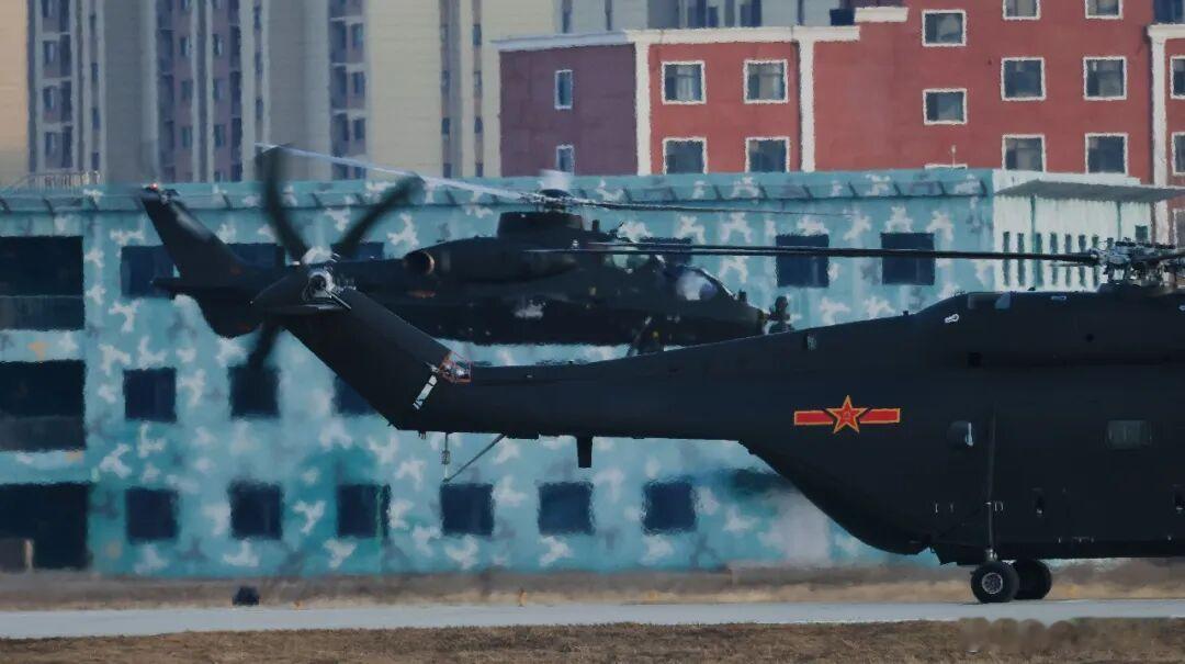 铁翼出击中部战区陆军某旅组织多机型、多课目、跨昼夜飞行训练，全方位锤炼飞行员在复