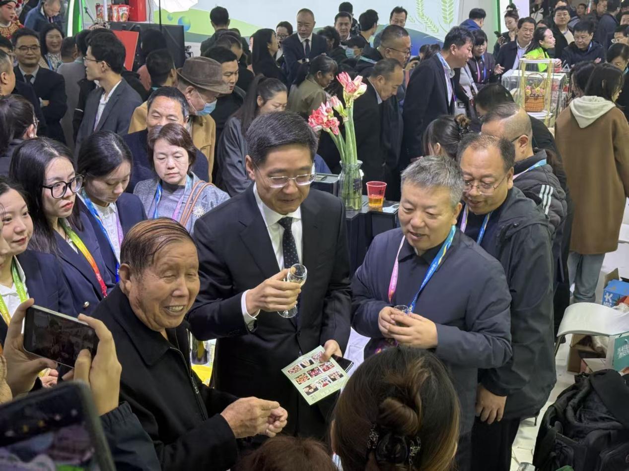 第32届农高会开幕 西安高新区高科技农产品“吸睛”
 
10 月 25 日上午，