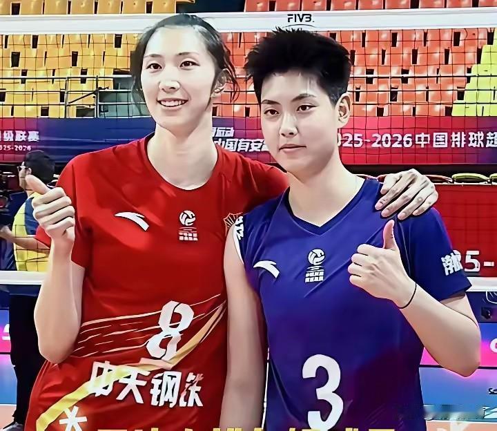 吴梦洁成背景板，天津女排的假小子们争相和偶像吴梦洁合影。江苏女排战胜天津女排， 