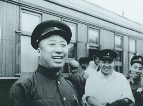 新中国首任铁道部部长滕代远，与彭德怀同级，多次扶持陷入困境的战友
1949年春天
