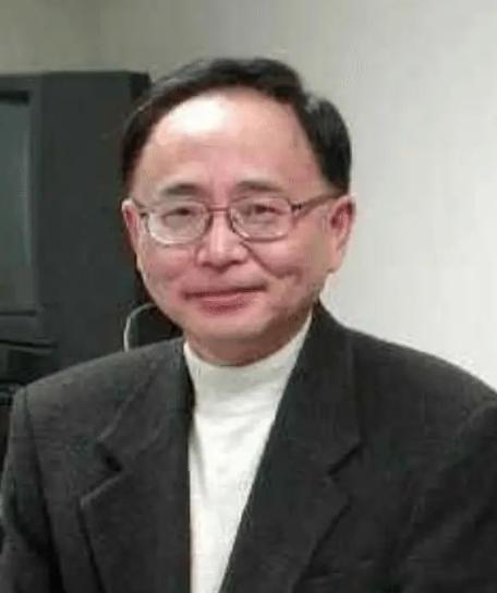 烈士江姐儿子定居美国，记者问他为何不回国？他的回答很现实。


在革命年代铸就的