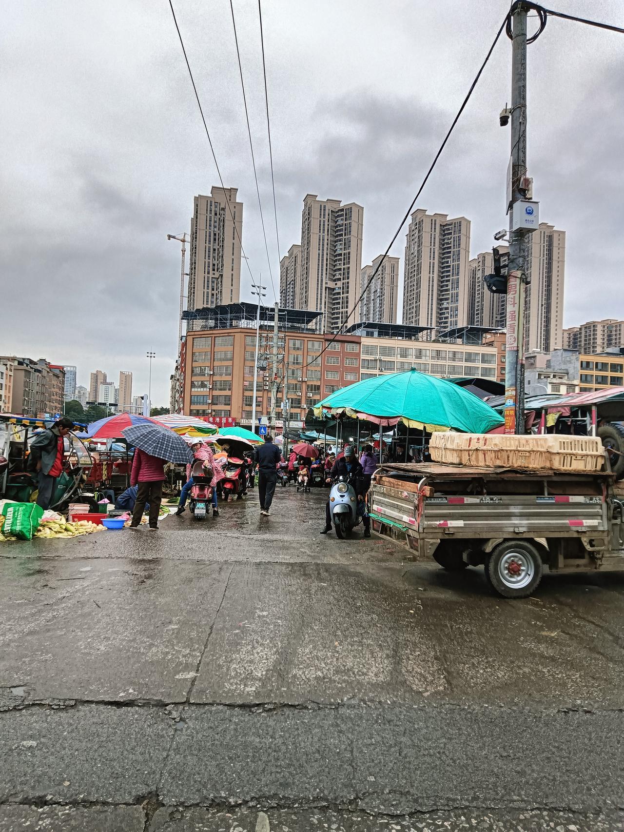 北方强冷空气昨晚己影响至桂南，上午贵港气温骤降在十度上下。天空阴沉吹着北风且下就