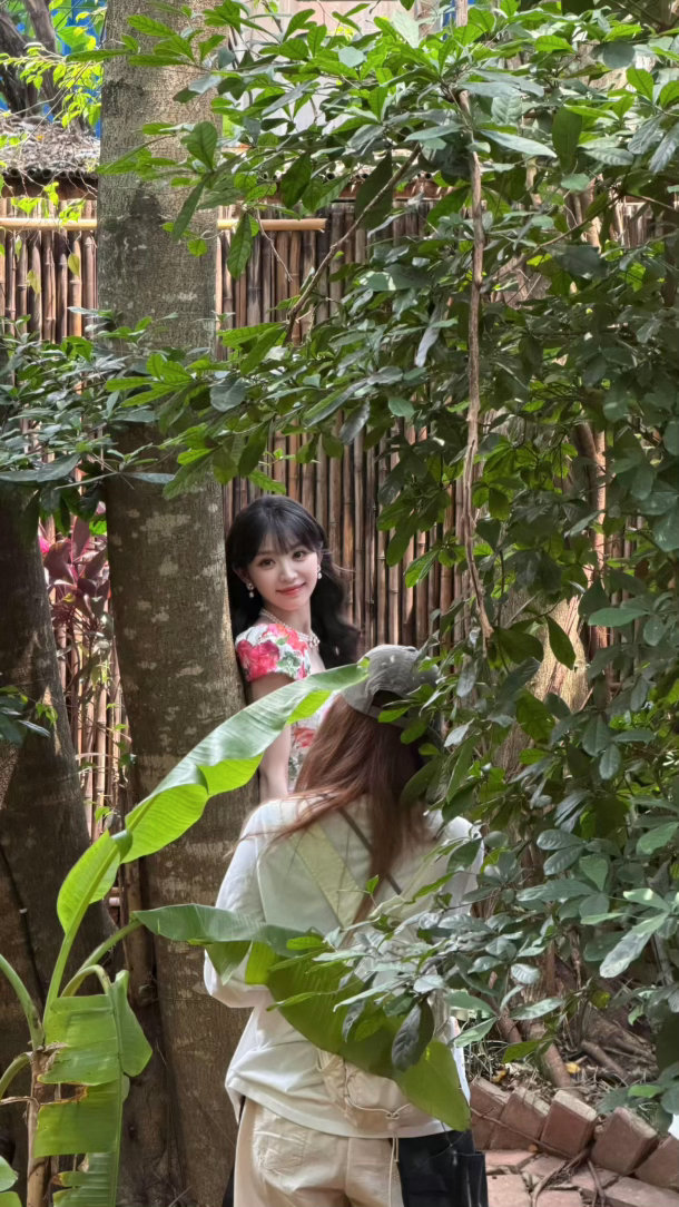田曦薇 不吃拍照角度压力 好热烈盛放的芍药花，小田小田你真漂亮