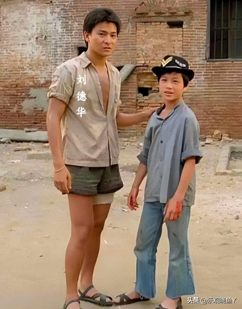 1982年，刘德华与一个小男孩在片场，留下的美好瞬间。那时候华仔21岁，气场强大
