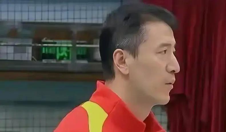 14比9，手握五个赛点。眼瞅着就要赢了，下一秒居然被对手连追六分反超了比分。
