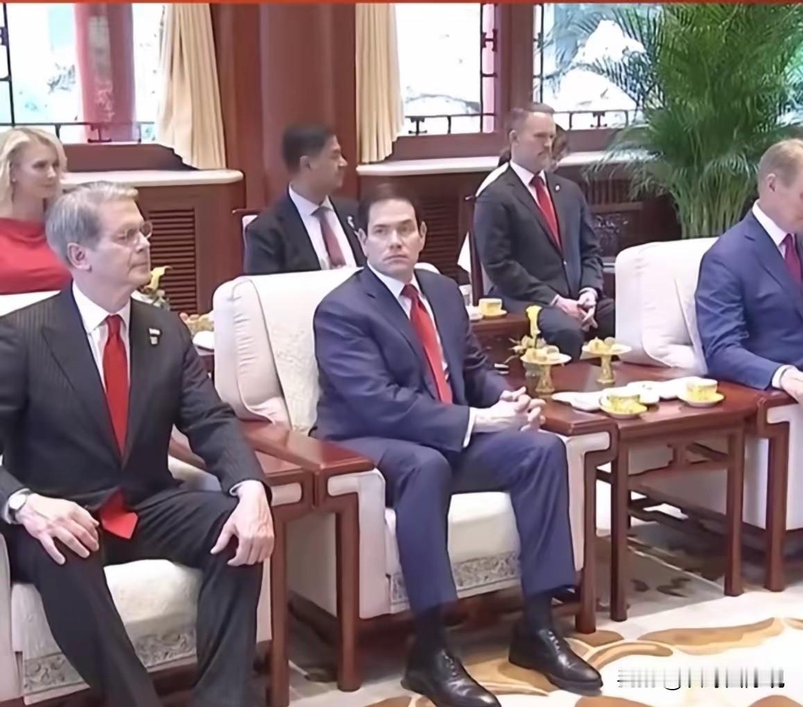 美国官员来中国的坐姿变了！
我们都能注意到，美方人员这次到中国开会时坐姿的样子和