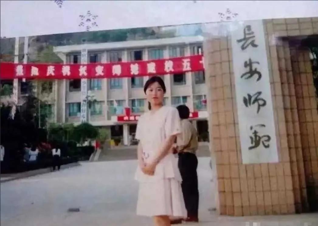 那是一个充满憧憬和可能性的时代。90年代初，初中毕业生中有很多人都更想去考中专，