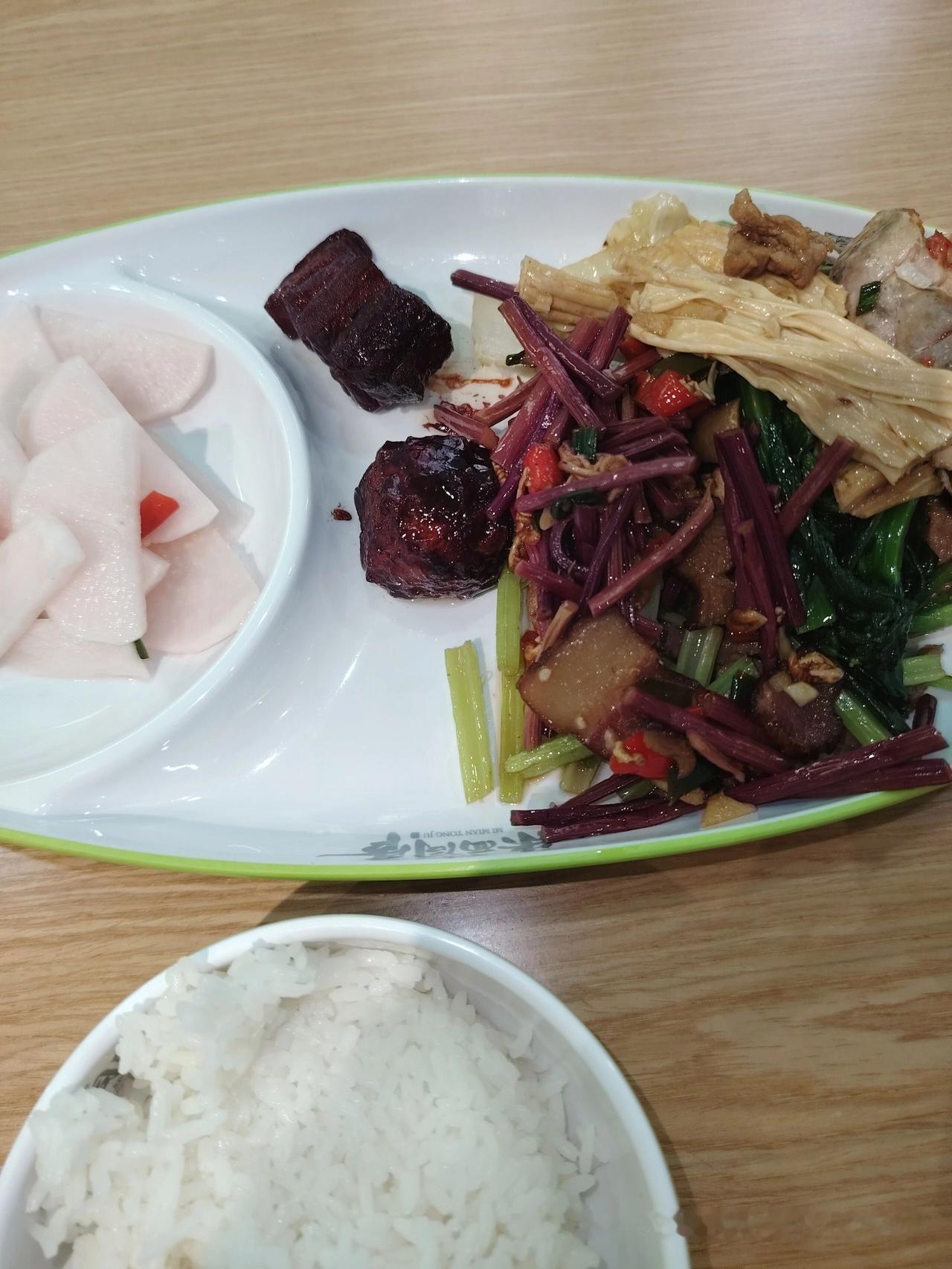 连着吃了三天公司楼下的社区食堂，感觉就像是在家里吃饭。最主要的是干净卫生，口味做