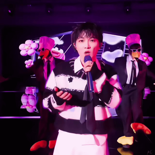 周深  周深深圳演唱会 【圈宝和米说午安】时间停在记忆那端，渴望的故事依旧，或许