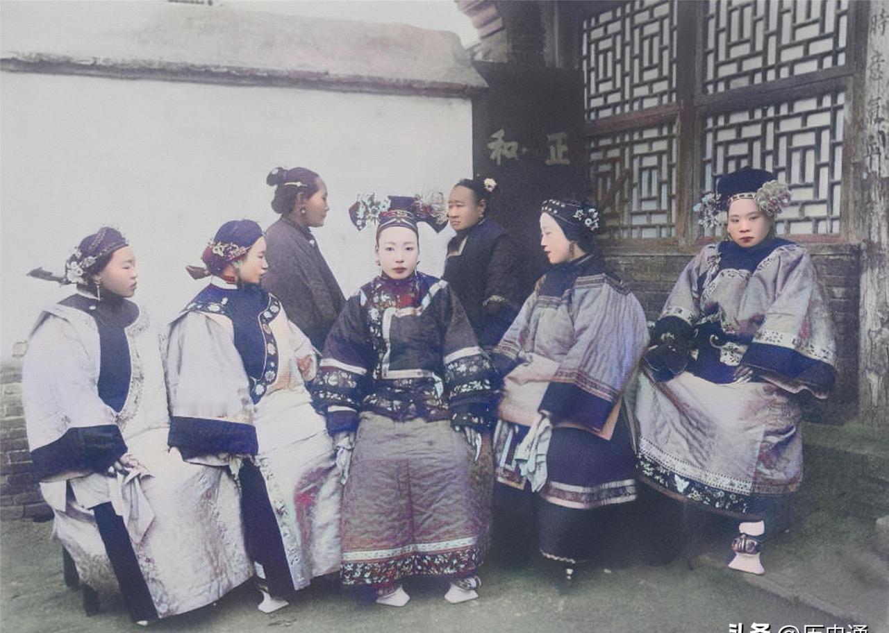 王公府邸内眷在一起合影。

这张泛黄的老照片里，前排五位衣着华贵的女性端坐着，四
