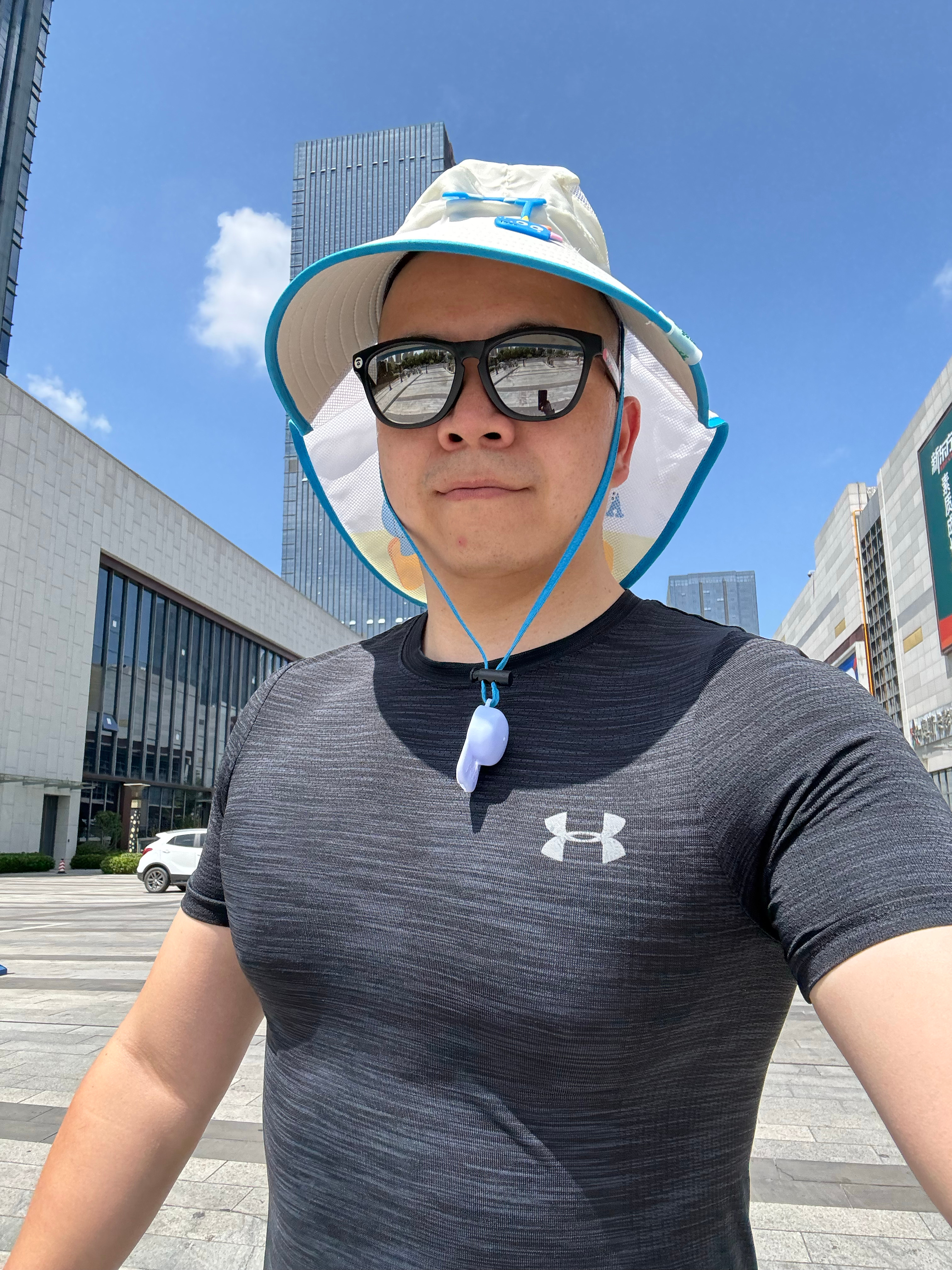 大的跟他回老家了，小的阿姨带走了，这真的是一年中都难得的清闲时刻，于是，理个发，