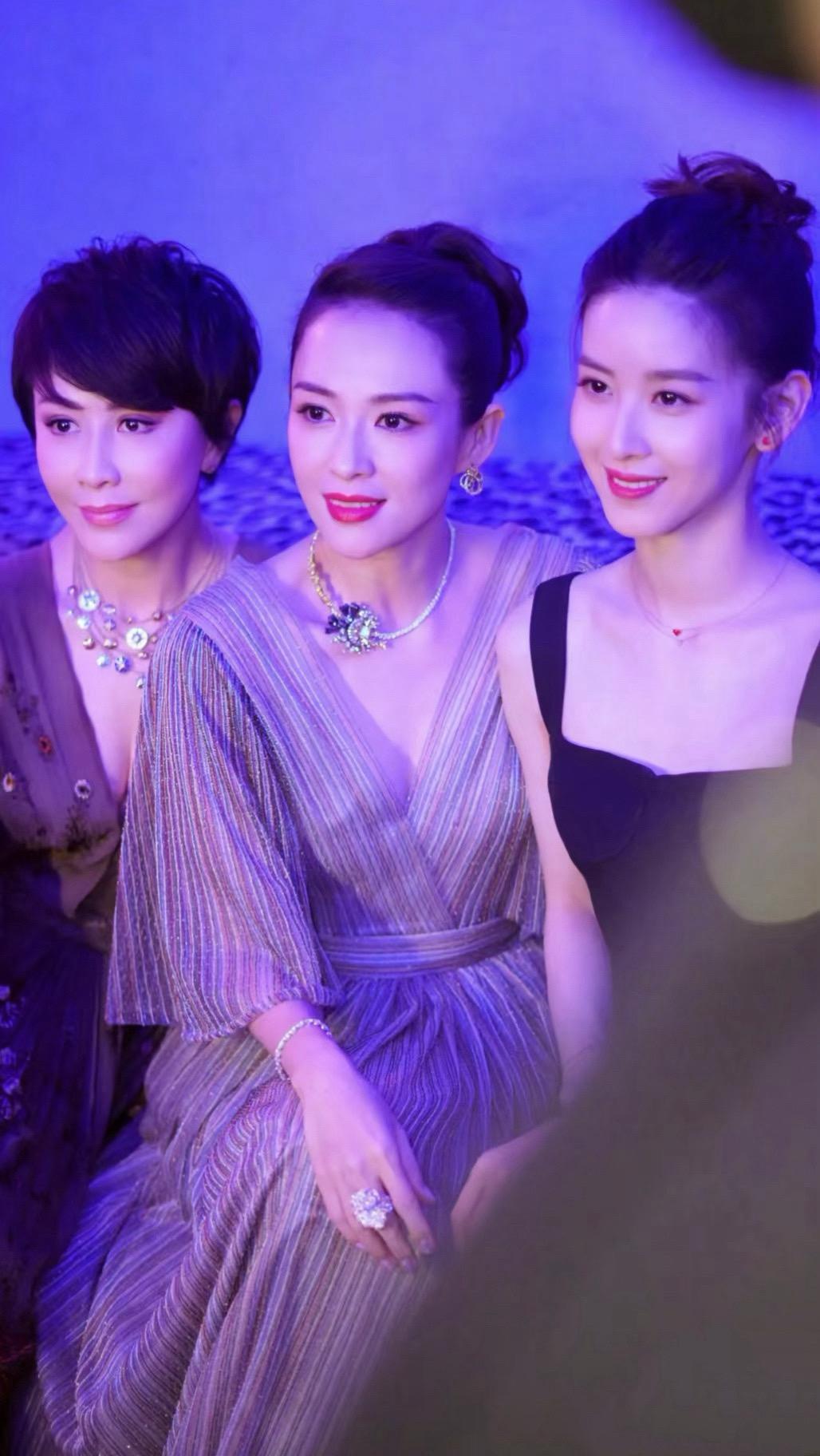 好有冲击力的一张合照噢！    不同领域闪闪发光的三个女人。