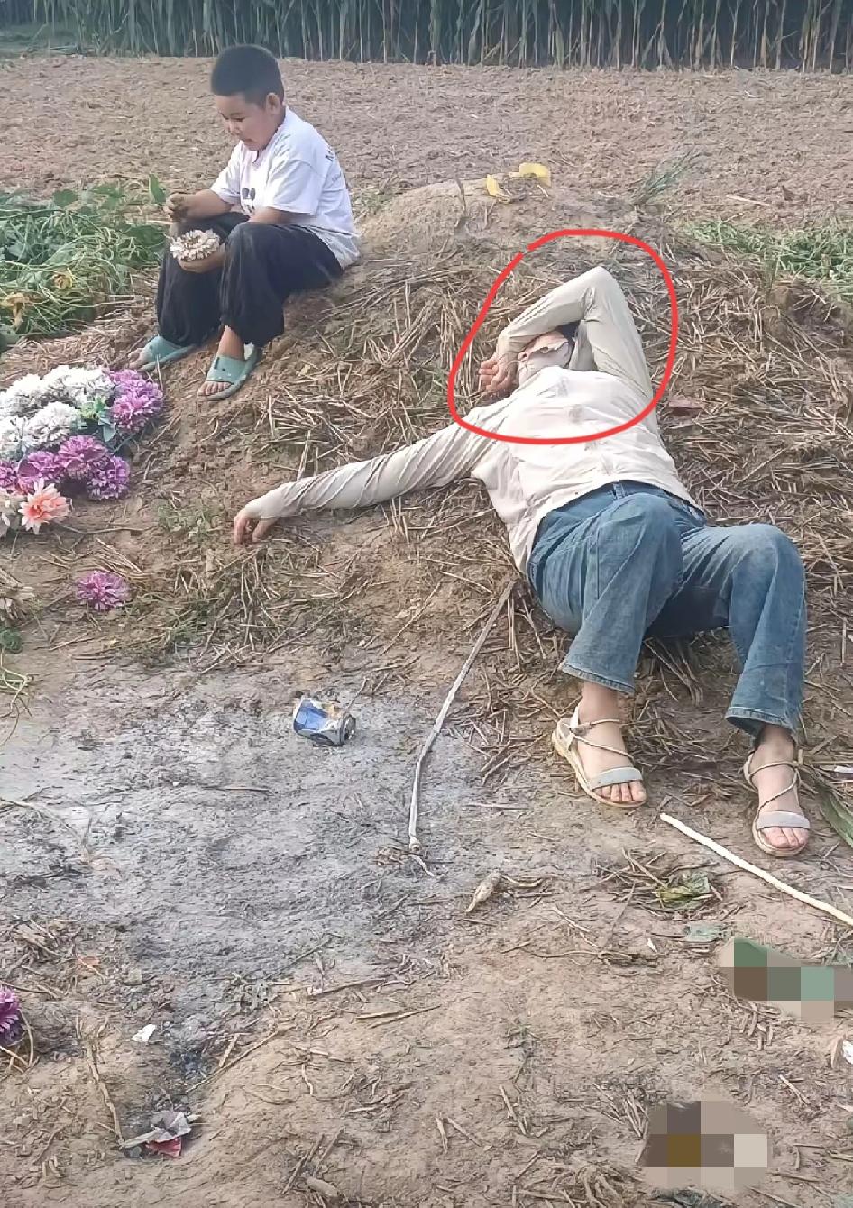 泪酸！丈夫走了三个月，妻子突然梦到他说想娘俩，让带孩子去看看。
 
      