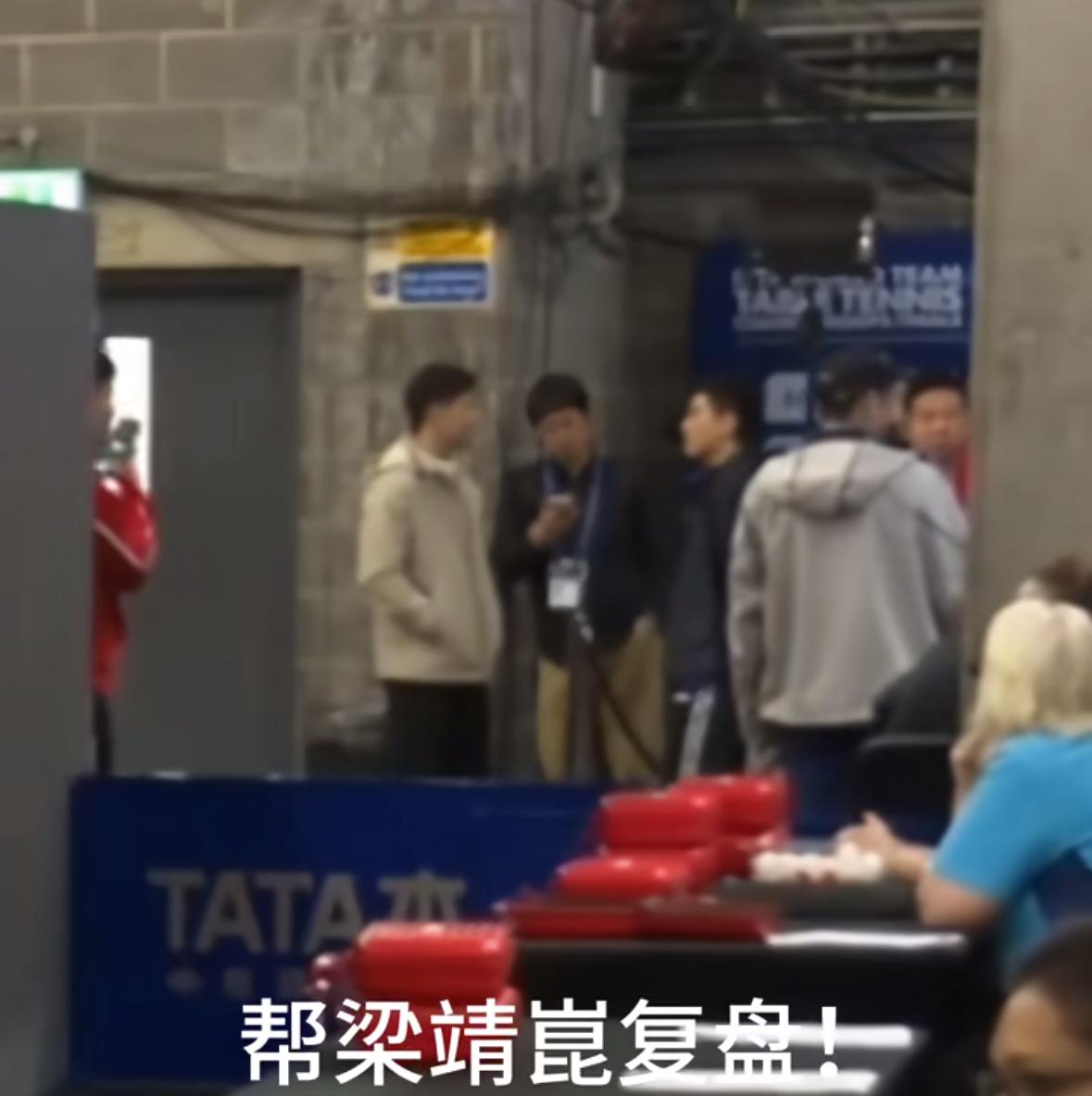 温馨一幕，马龙赛后给梁靖崑 林诗栋复盘，做心理辅导——最好的龙队！
伦敦世乒赛中