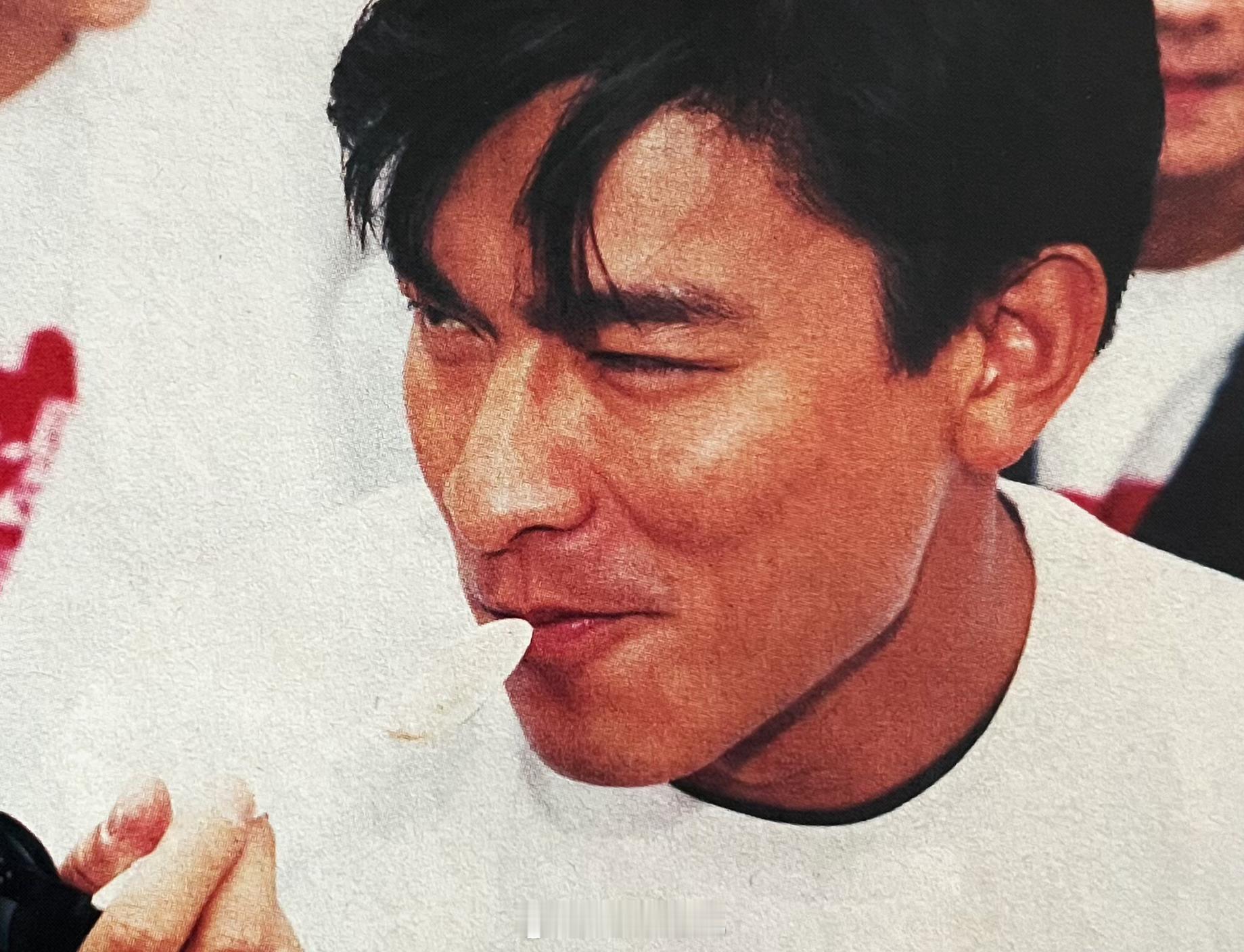 边吃冰淇淋边“放电”刘德华 ​​​