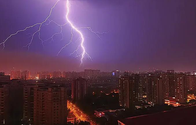 为什么先看到闪电后听到雷声？

答案其实很简单：光跑得比声音快太多了，光的传播速