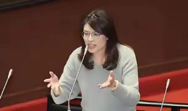 郑丽文有点飘了，在访问大陆之后竟然欲去美国访问，甚至还企图会见川普，这个有点不知