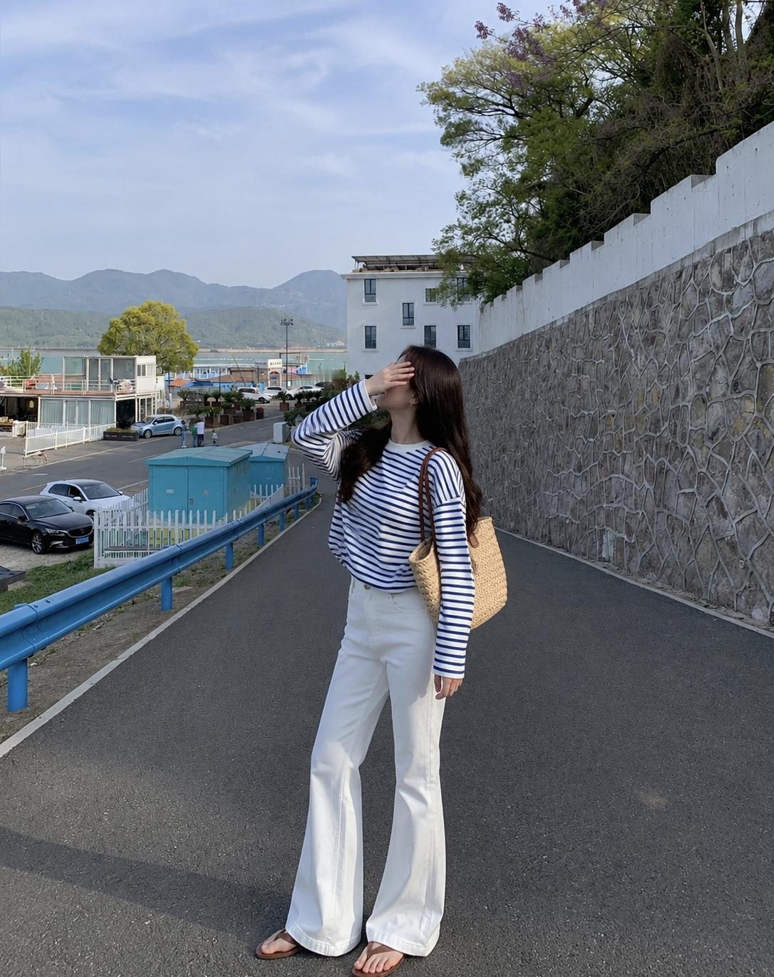 海边漫步，条纹衫与白裤子的清新穿搭，感受海风拂面的自由时光。🌊👗👖