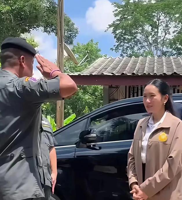 这一次佩通坦赢了，不是因为她冒着生命危险来到边境视察，也不是泰国拿下了茄子山，而