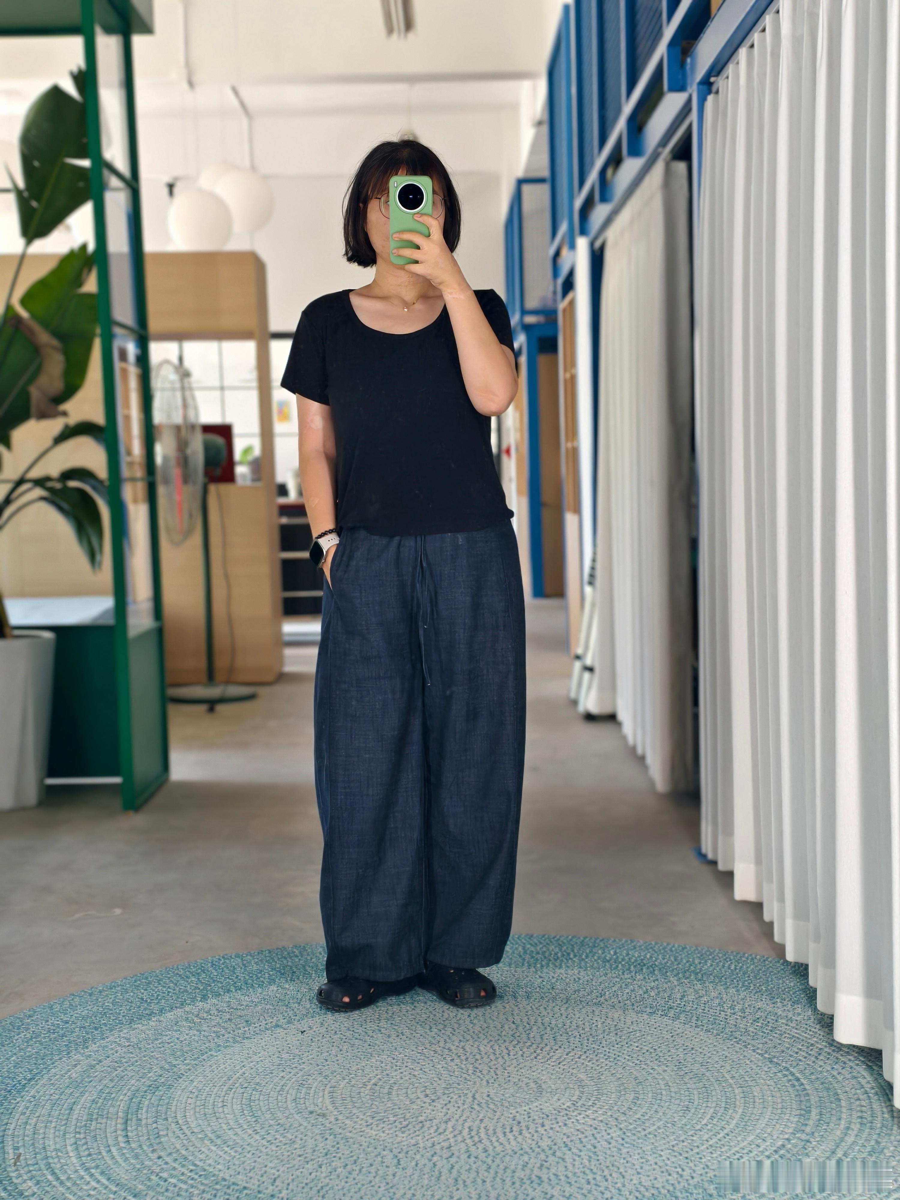 ootd 这条裤子周末洗了一下，牛仔会有一些浮色，掉色程度在我接受范围内。感觉没
