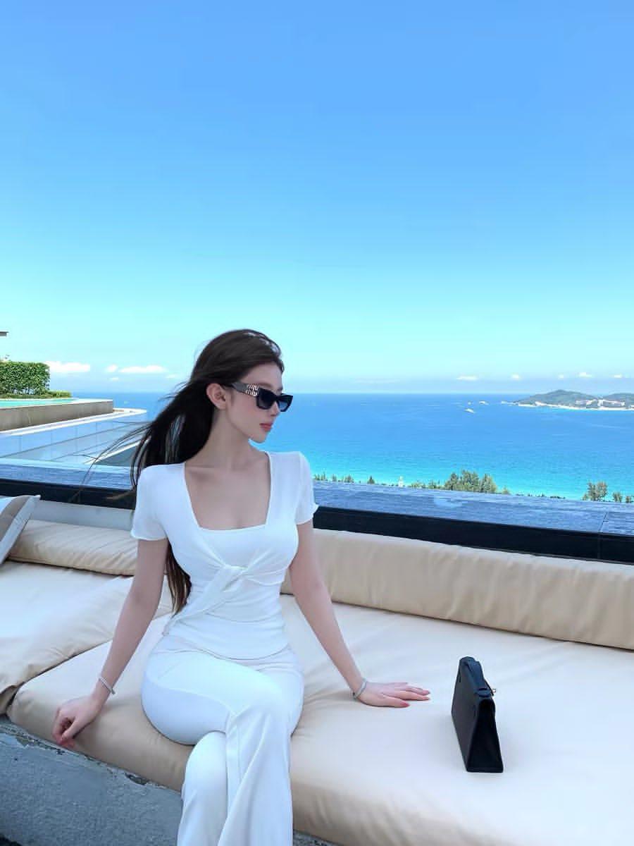 海风轻拂，白衣飘飘，享受阳光与海浪的浪漫时光。🌊👗🕶️