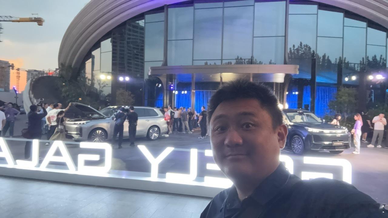 一不留神，今晚吉利银河M9的预售发布会，又来了一个堵门儿进[憧憬]第一个进来的，