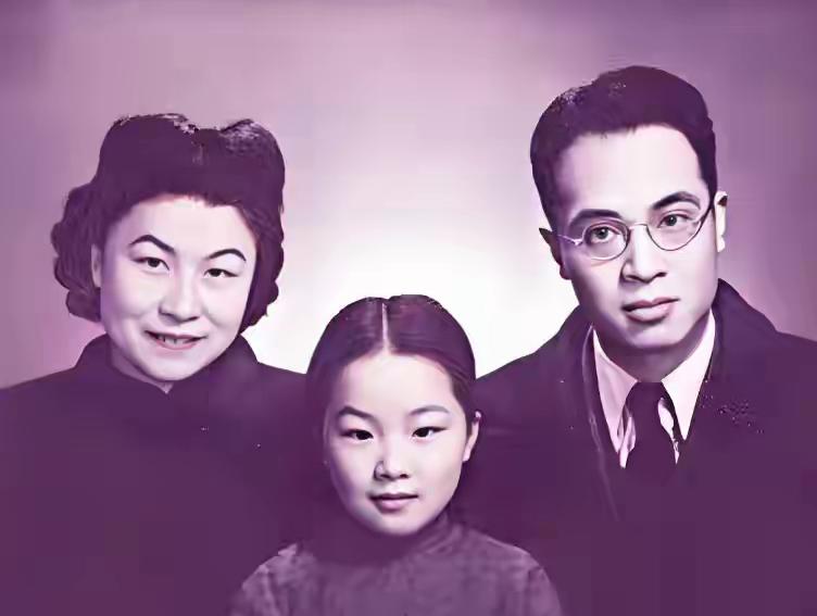 这是杨绛和丈夫钱钟书，以及女儿钱瑗的真实容貌，都看看吧，一家三口，其乐融融。
