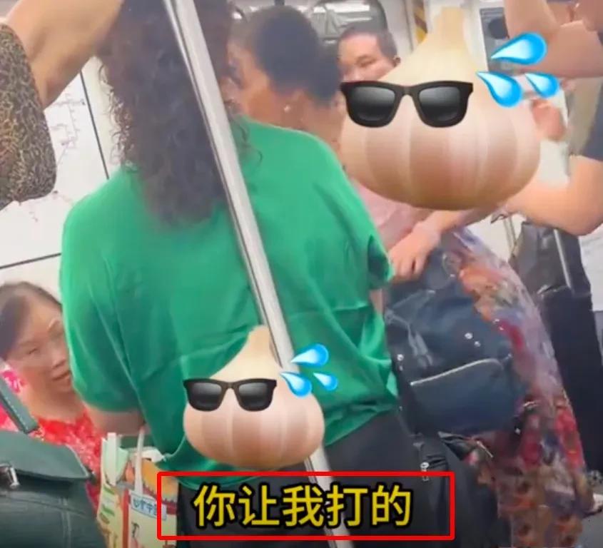 地铁大妈被教育了！杭州一大妈命令年轻人给她让座，却被60岁的紫衣阿姨怒怼。大妈挑