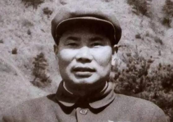 1990年，79岁的杨得志迎娶了55岁的石莉，结婚当晚，杨老将军握着石莉的手，动
