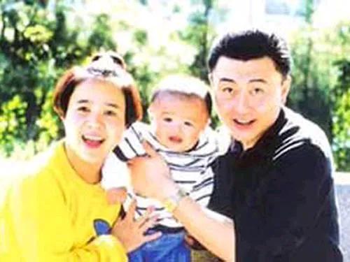 金龟子和王宁，一动一静好组合。一家三口人阳光快乐地生活在一起，画面好美哦。