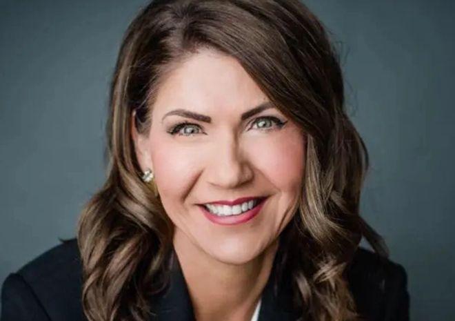 美国政坛这出直播解雇大戏，比剧本还荒诞！3月5日诺姆在田纳西州执法会议全国直播演