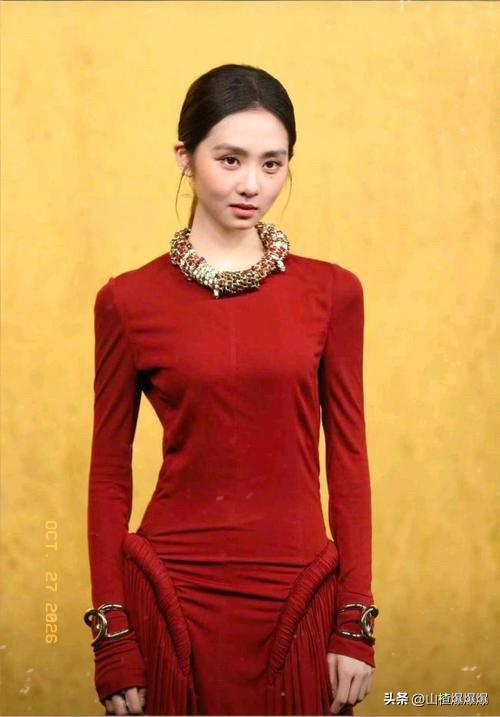 看苏州VOGUE盛典的生图，
我那当形体老师的朋友端着咖啡看了半天，冷不丁冒出一