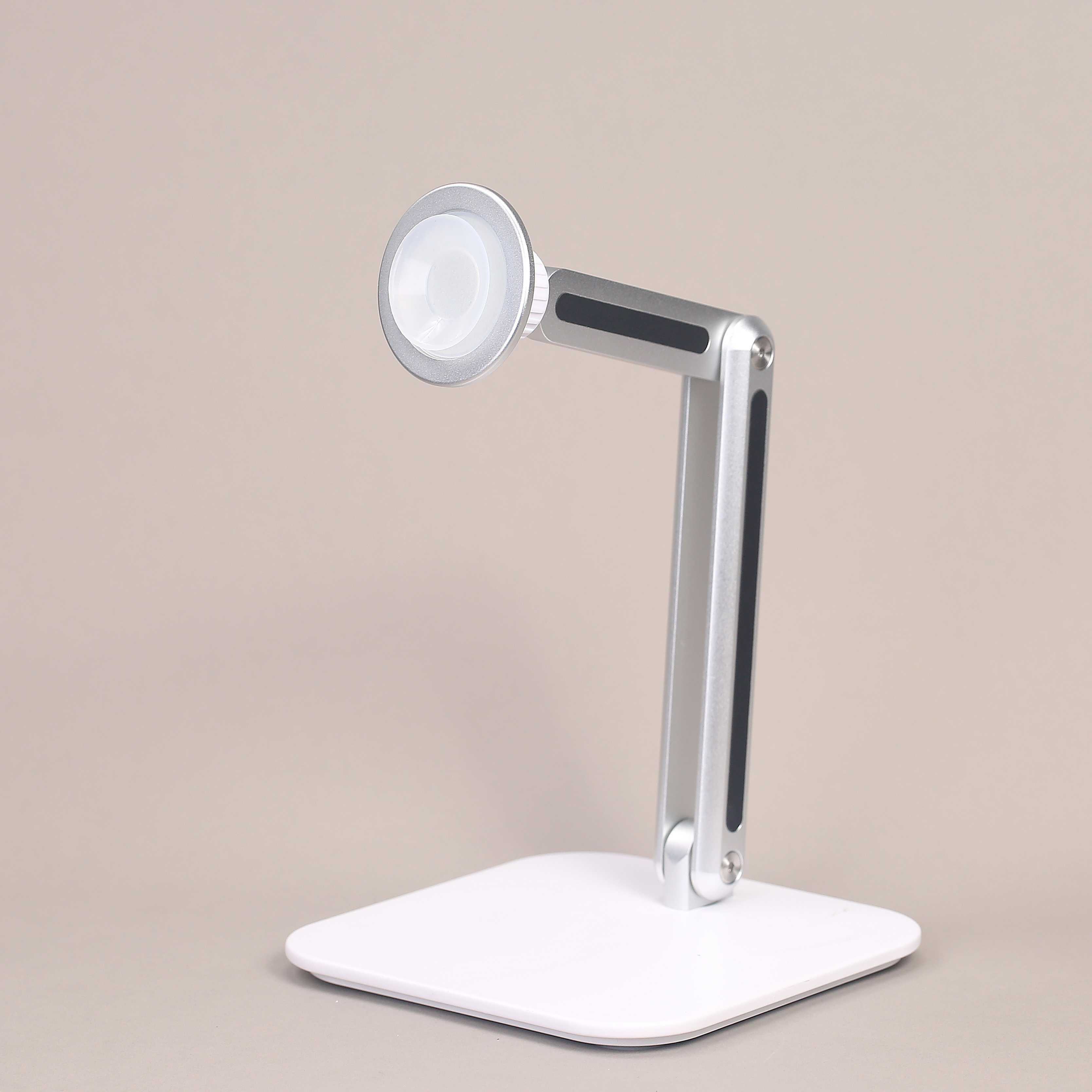 咱就单论这个一体铝合金的磁吸头，它也是非常能打的这个外观就很与众不同，一体铝合金