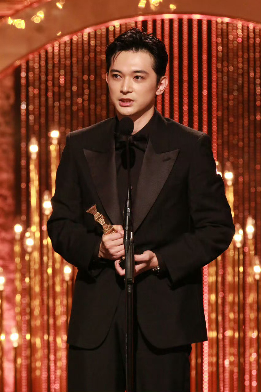 49届日本电影学院奖颁出，吉泽亮凭借《国宝》斩获最佳男主角，倍赏千惠子凭借《东京