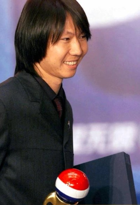 2001年，李铁当选中国足球先生和甲A最佳球员2002年，李铁转会英超埃弗顿，并