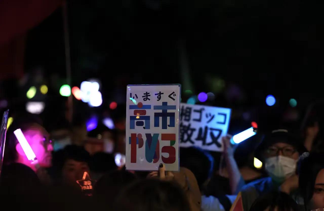 今天凌晨，日本国会前排起了数公里长队，近14万人冒雨集结，喊出了一个共同的声音—