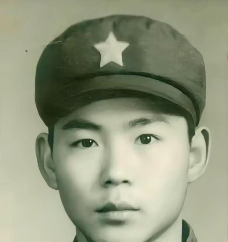 四川知青谢志熙，1976年入伍，当了排长还改不掉一身野性。行军途中砍过越南人的甘