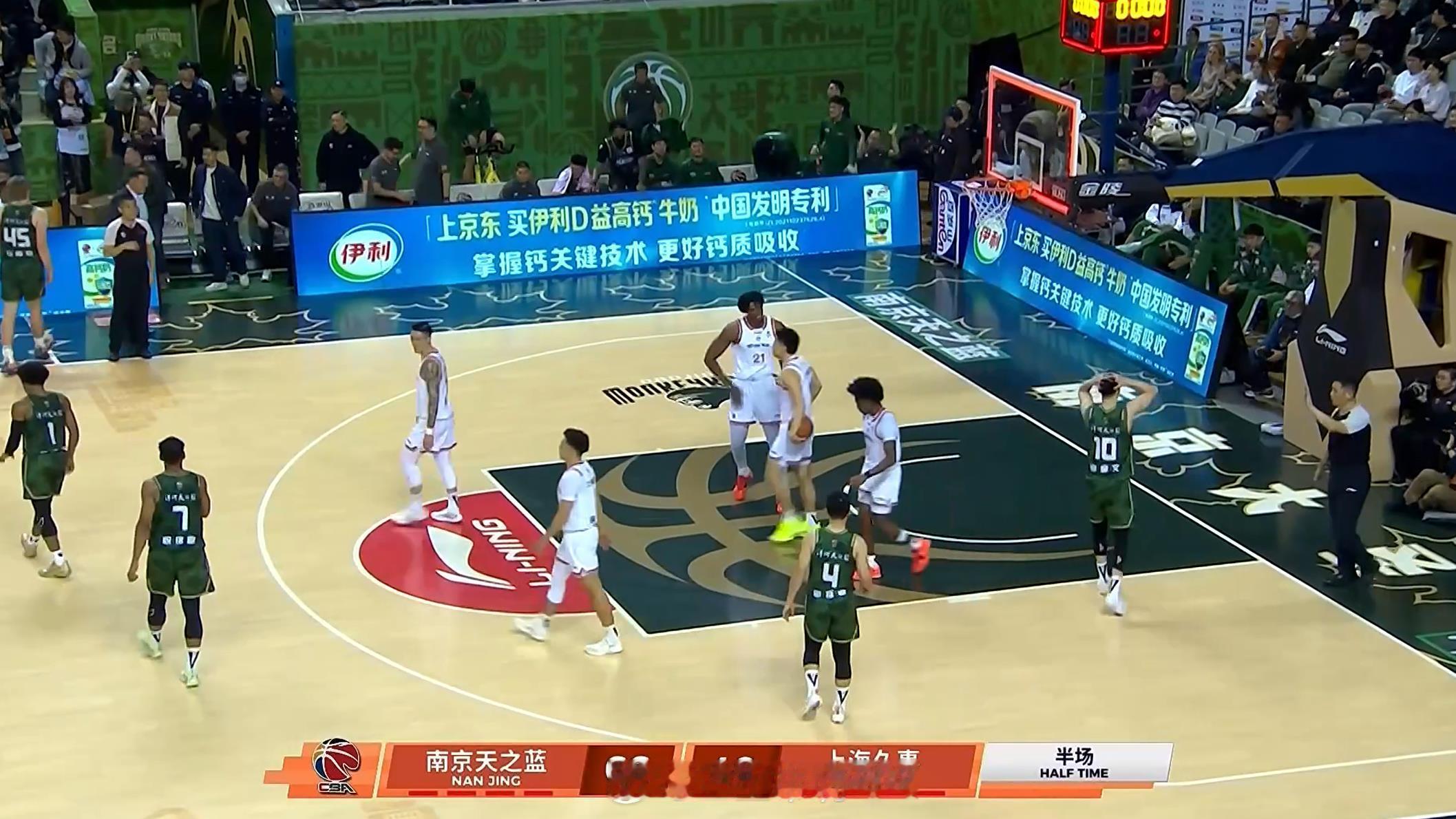 南京男篮vs上海男篮 大鲨鱼被孙悟空打懵了！南京半场66-49领先上海，能想到吗