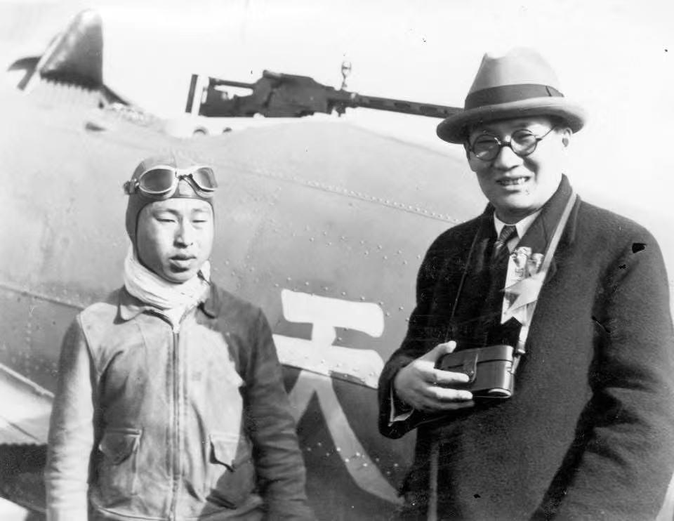 1934年，上海市长吴铁城与空中英豪高志航合影。
他们背后的战机为当时的上海天厨