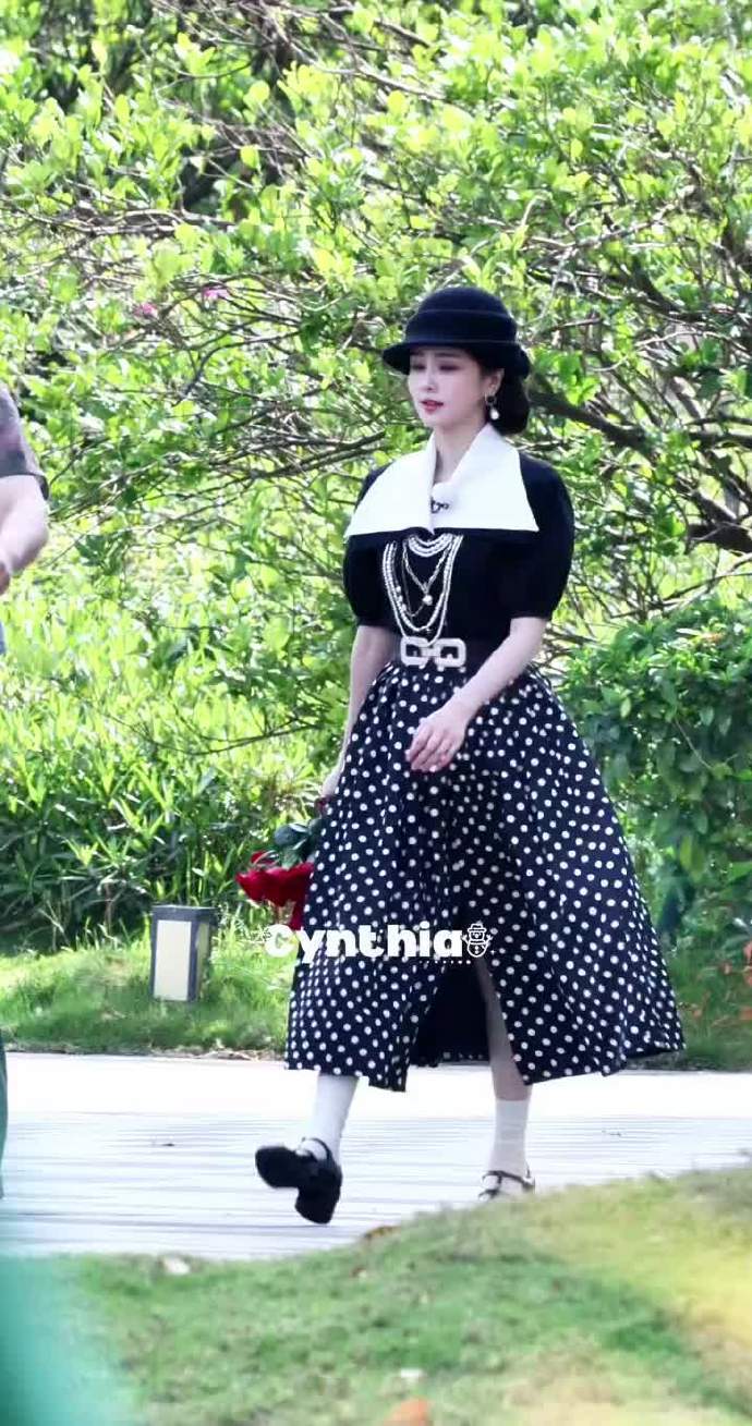 白鹿跑男民国大小姐 白鹿黑礼帽波点裙造型 白鹿跑男民国大小姐，白鹿黑礼帽波点裙造