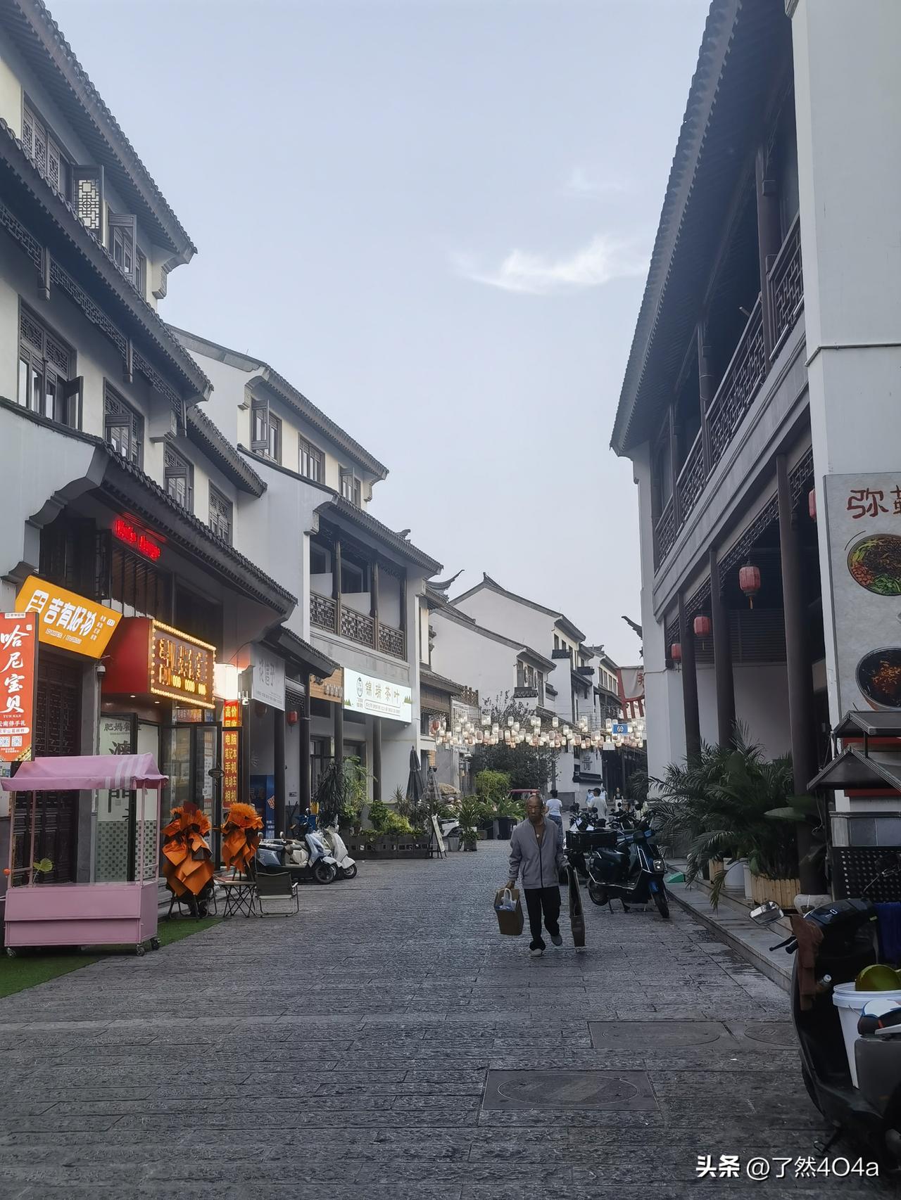 你赞同小区自治吗小区自治有一定优势，能更贴合业主真实需求，灵活处理停车、绿化、保
