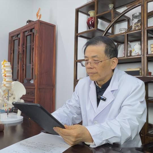中医如何调理颈椎这位粉丝朋友就是颈椎病，把片子发过来后，我立马帮他看了，情况不是