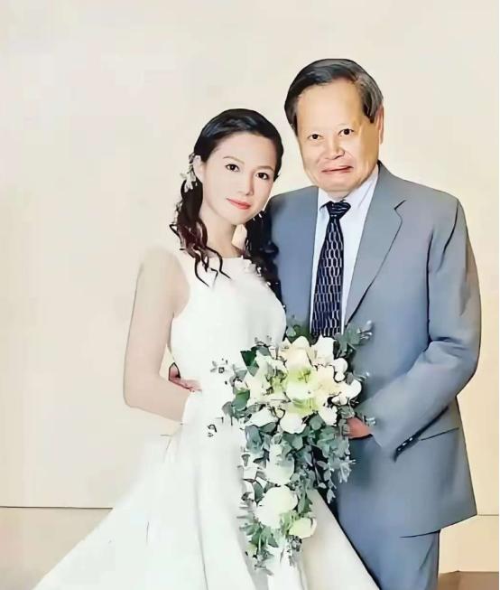 100岁的杨振宁躺在床上，轻轻喊了一声翁帆，翁帆赶紧走过来问：“怎么了？哪里不舒